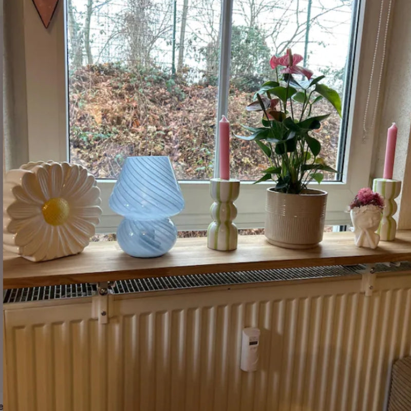 Heizkörperregal aus Eiche am Fenster mit Kerzenhaltern, Blumentopf und Deko-Vasen