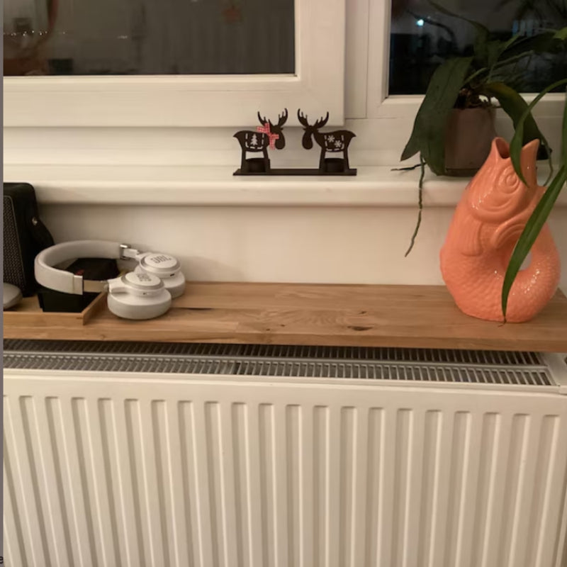 Heizkörperregal aus Eiche am Fenster mit Kopfhörern und korallenfarbener Deko-Vase