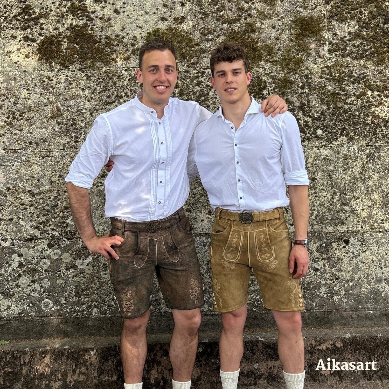 Zwei Gründer von Aikasart in bayerischer Tracht – handgefertigte Eichenholzprodukte aus Bayern