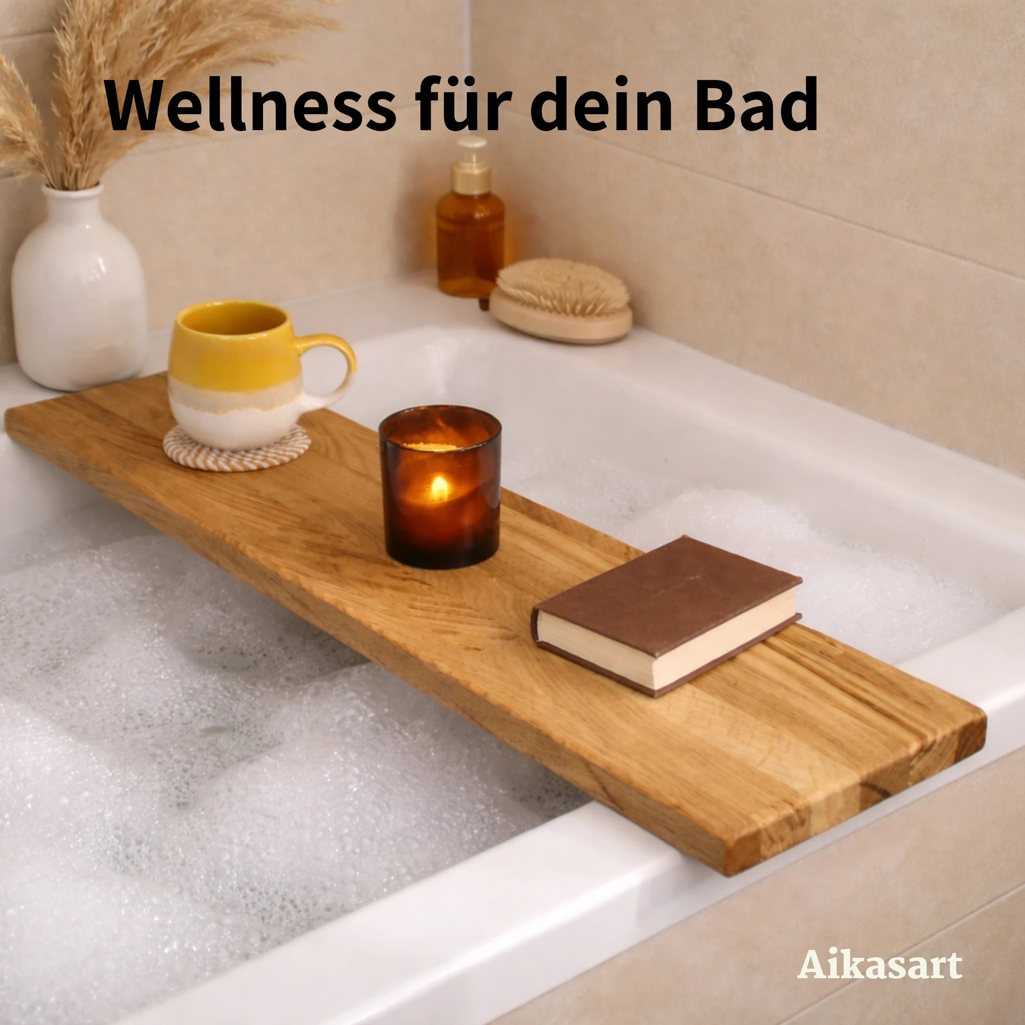 Badebrett aus Holz über Badewanne mit Schaum, Tasse, Kerze und Buch für Wellness zuhause