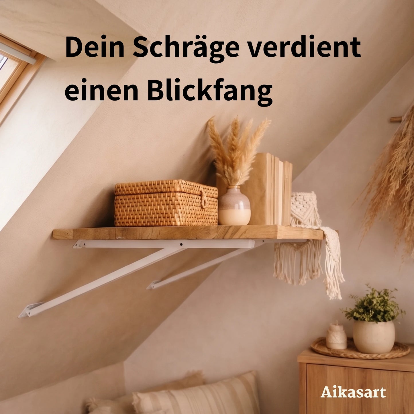 Dekoratives Eichenregal an der Dachschräge mit Korb, Vase und Grünpflanze im Wohnzimmer