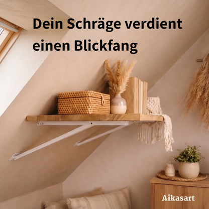 Dekoratives Eichenregal an der Dachschräge mit Korb, Vase und Grünpflanze im Wohnzimmer