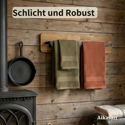 Schlichter Handtuchhalter für die Wand aus Eiche an rustikaler Holzwand