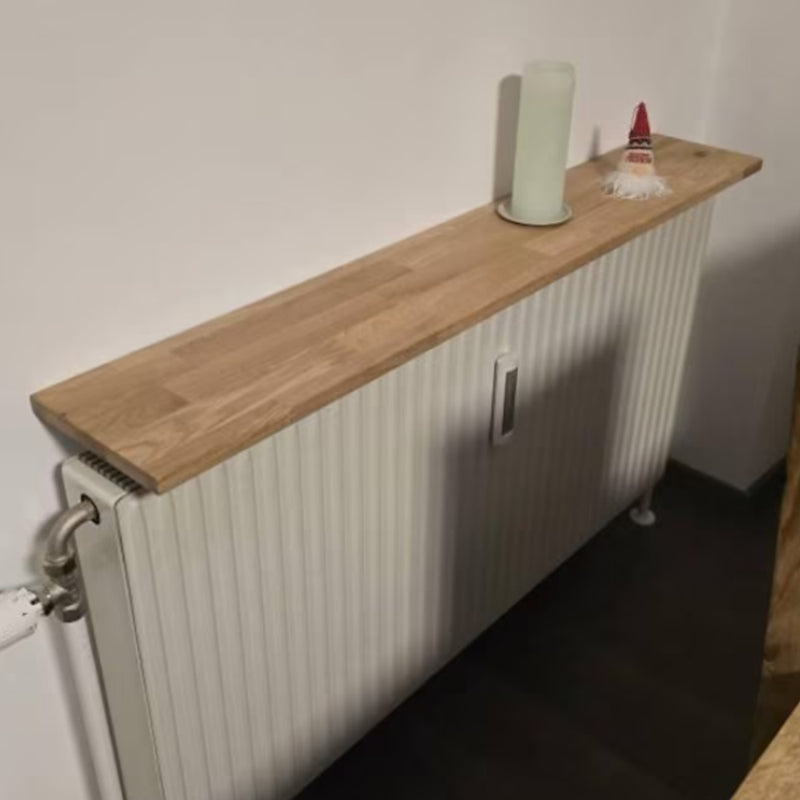 Schlichtes Heizkörperregal aus Eiche mit Kerze und kleiner Weihnachtsfigur