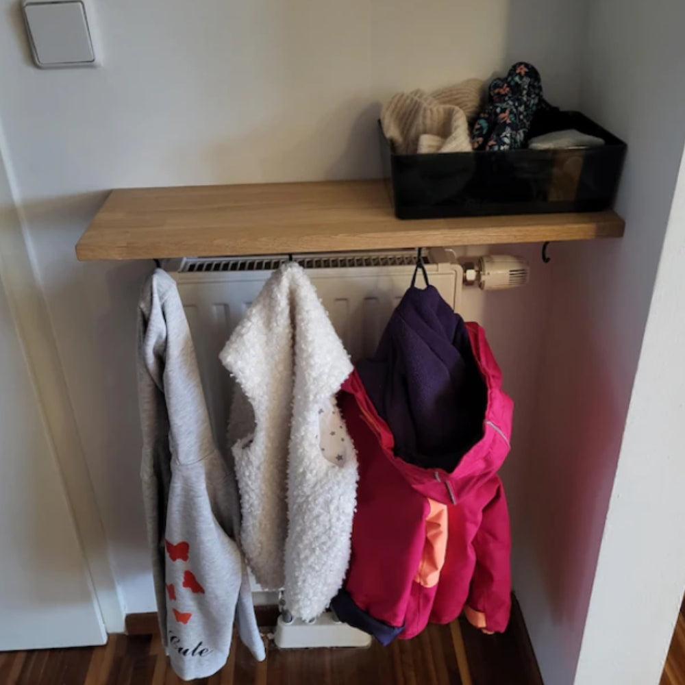 Heizkörperregal aus Eiche als Garderobe mit Kinderjacken an Haken