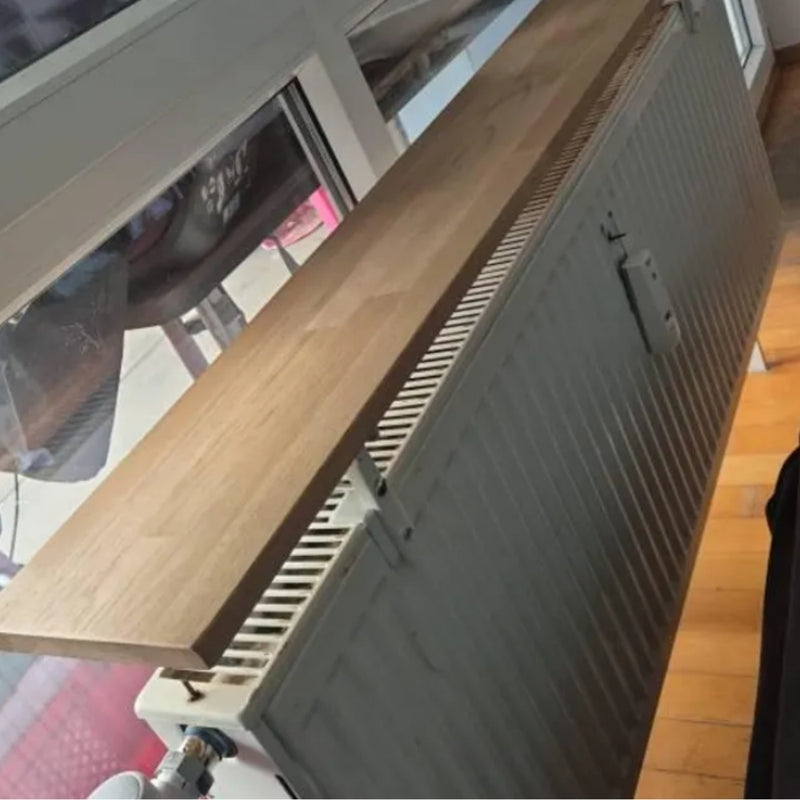 Heizkörperregal aus Eiche am Fenster über einem Flachheizkörper