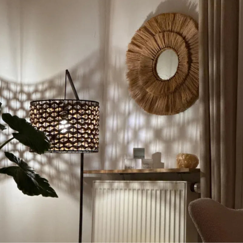 Heizkörperregal aus Eiche in gemütlichem Wohnzimmer mit Rattanlampe und Sonnenspiegel