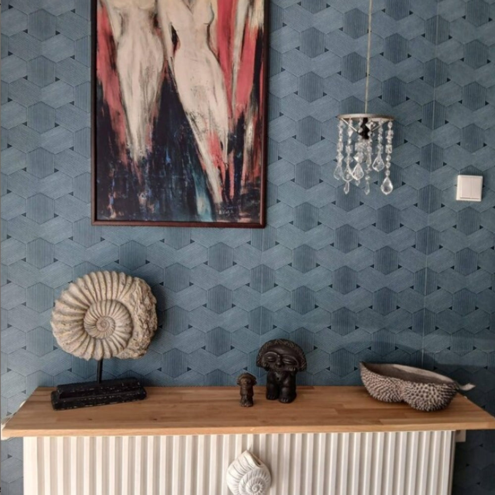 Heizkörperregal aus Eiche mit Ammonit-Fossil und Deko-Figuren vor blauer Mustertapete