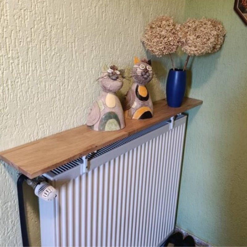 Heizkörperregal aus Eiche mit handbemalten Katzenfiguren und Vase mit Trockenblumen