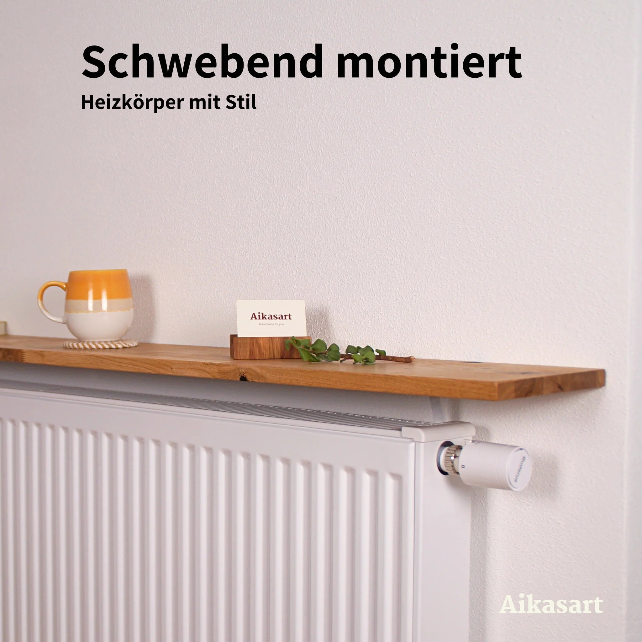 Schwebend montiertes Heizkörperregal aus Eiche auf weißem Heizkörper mit Kaffeetasse