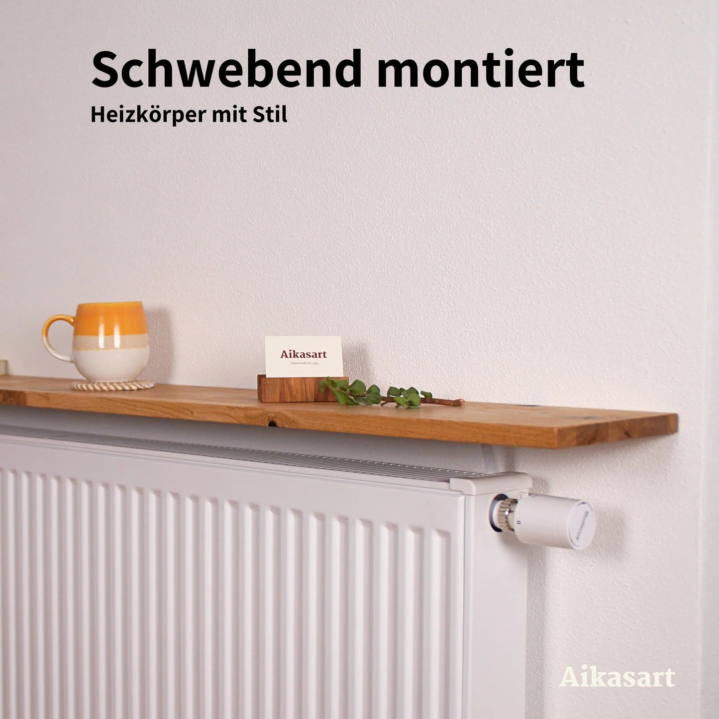 Schwebend montiertes Heizkörperregal aus Eiche auf weißem Heizkörper mit Kaffeetasse