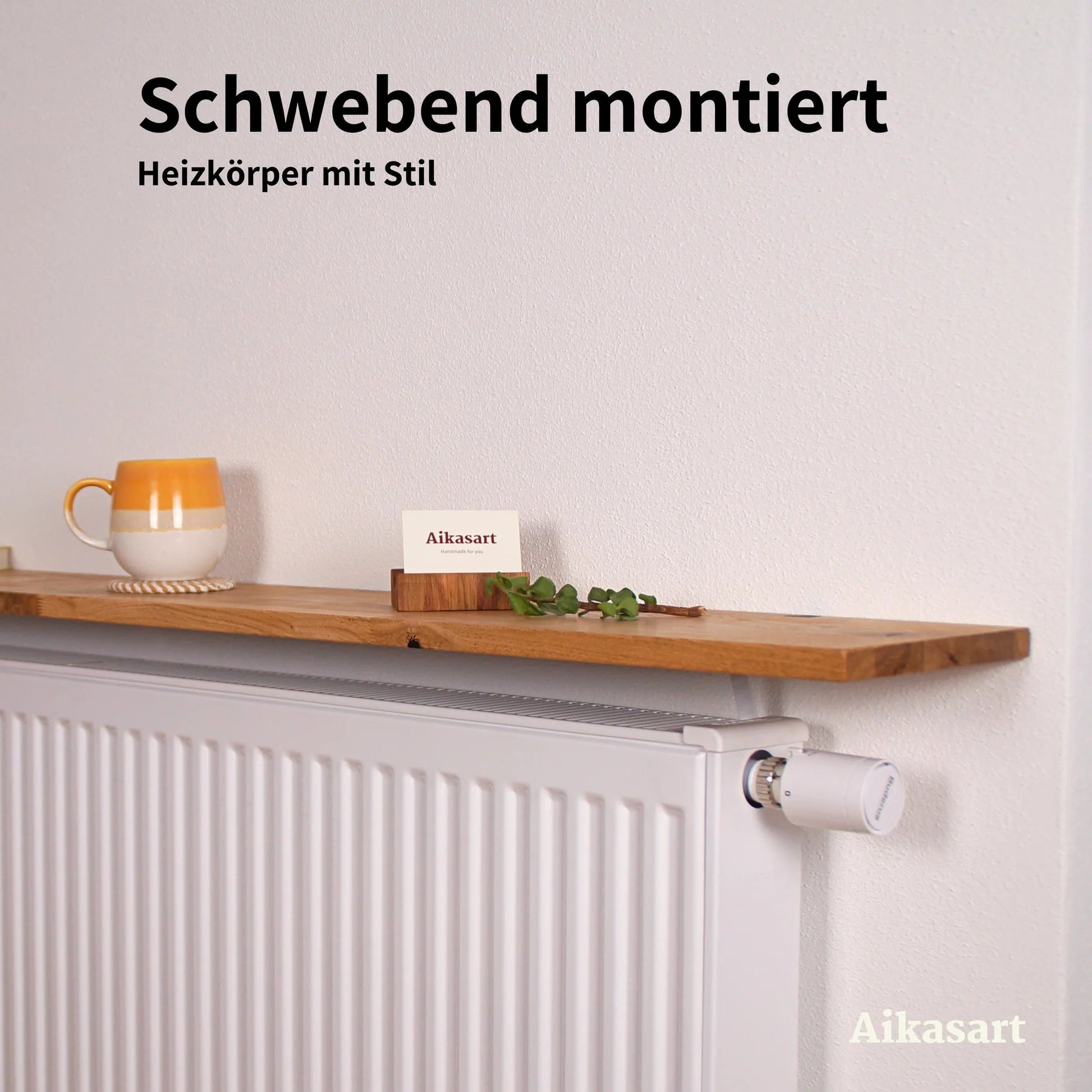 Schwebend montiertes Heizkörperregal aus Eiche auf weißem Heizkörper mit Kaffeetasse