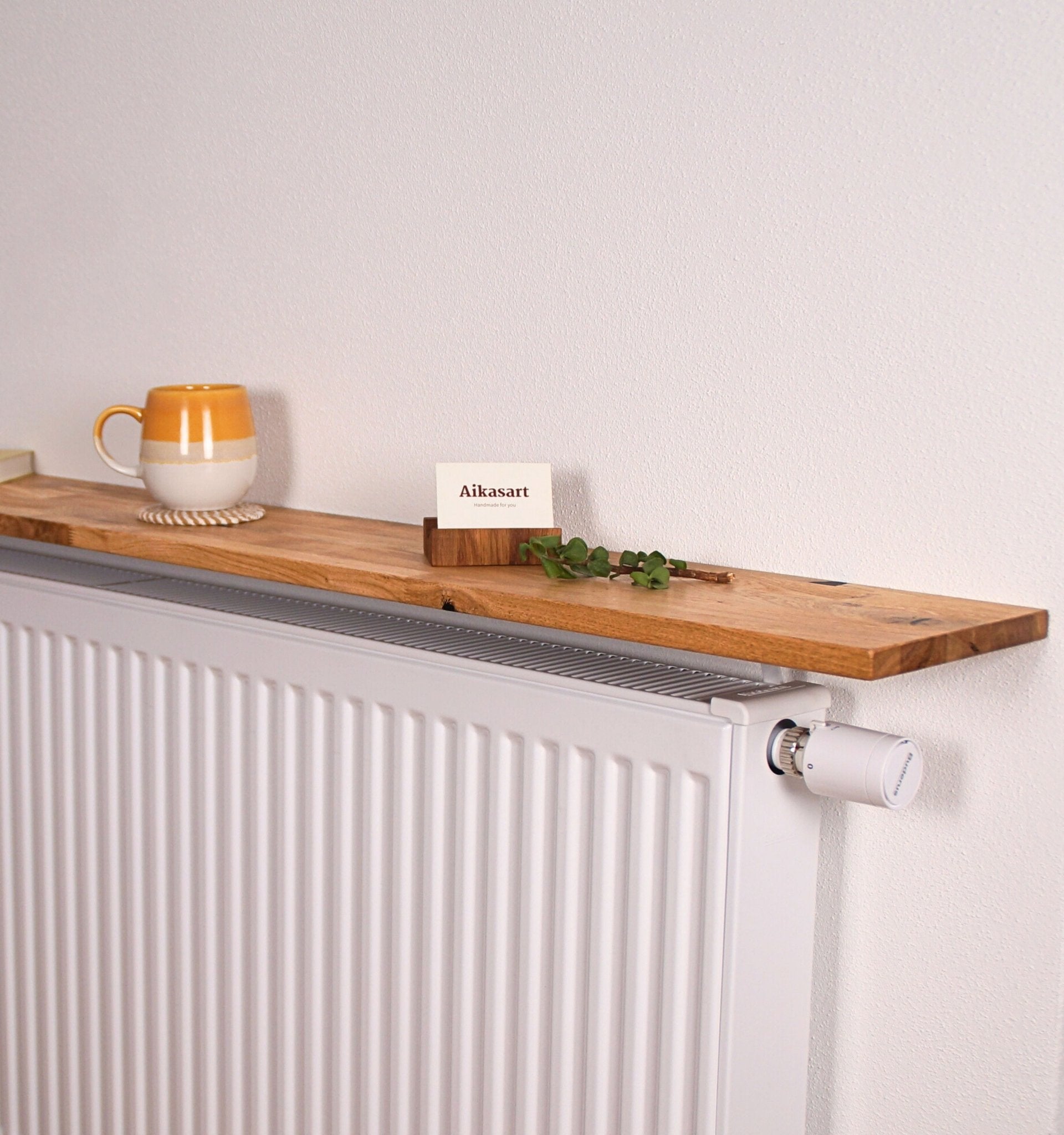 Schwebende Heizkörperablage aus Eiche